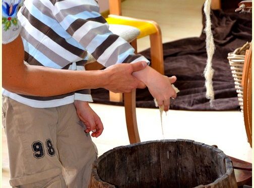 Paweł pierze wełnę