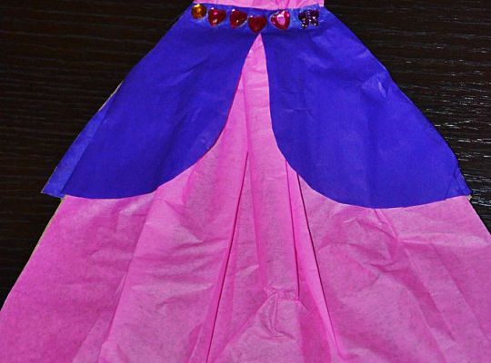 Jednoczęściowa suknia różowo fioletowa z licznymi zdobieniami z kamieni