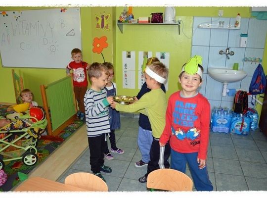 starszaki częstują swoich młodszych kolegów i swoje starsze koleżanki