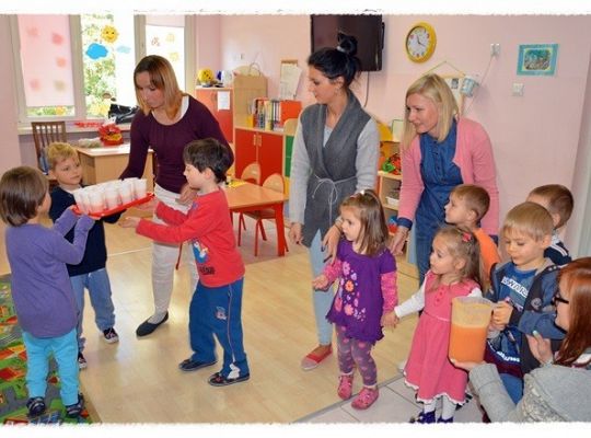 maluszki częstują swoich starszych kolegów i swoje starsze koleżanki
