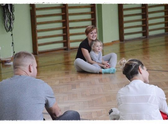 Pani fizjoterapeutka ze swoją asystentką