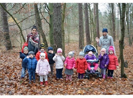 Spacer w pobliskim lasku