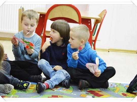 Pierwszy dzień ferii zimowych w przedszkolu- zabawa walentynkowa