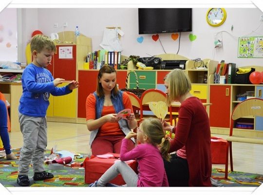 Pierwszy dzień ferii zimowych w przedszkolu- zabawa walentynkowa