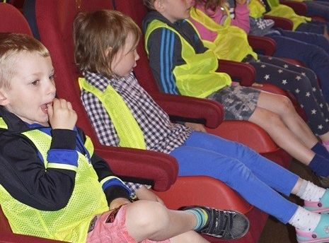 Starszaki na spektaklu pt. "Elektromisja"