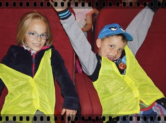 Starszaki na spektaklu pt. "Elektromisja"