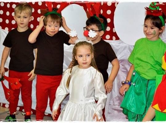 Świąteczne występy średniaczków i starszaków.