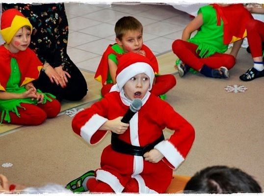 Świąteczne występy średniaczków i starszaków.