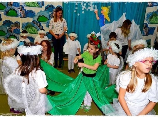 Świąteczne występy średniaczków i starszaków.