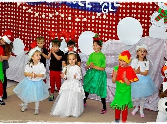 Świąteczne występy średniaczków i starszaków.