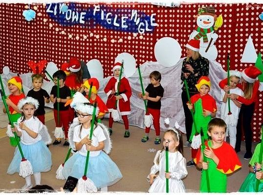 Świąteczne występy średniaczków i starszaków.