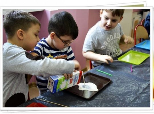 Zajęcia niedyrektywne-malowanie na mleku