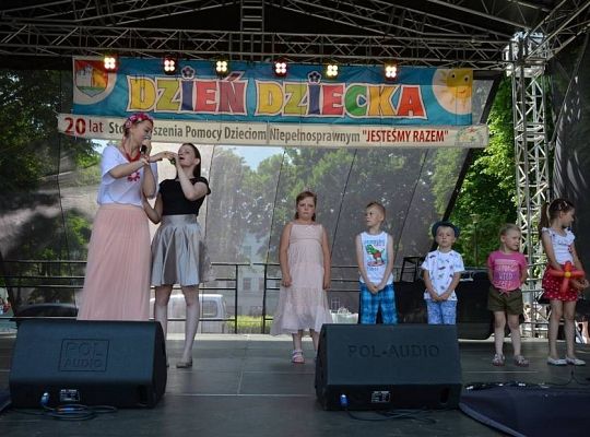 Czerwone maki, wata cukrowa i zapach łąki....