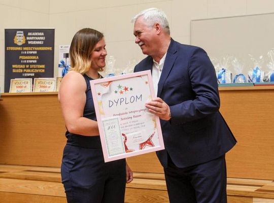 Czerwone maki, wata cukrowa i zapach łąki....