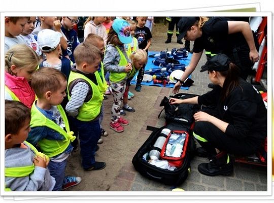 Czerwone maki, wata cukrowa i zapach łąki....