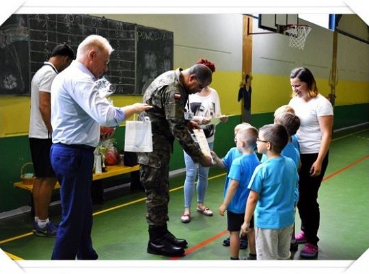Czerwone maki, wata cukrowa i zapach łąki....