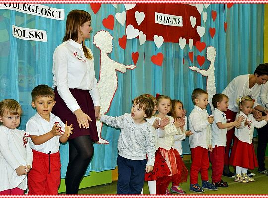 Niepodległa do hymnu! Radujmy się !